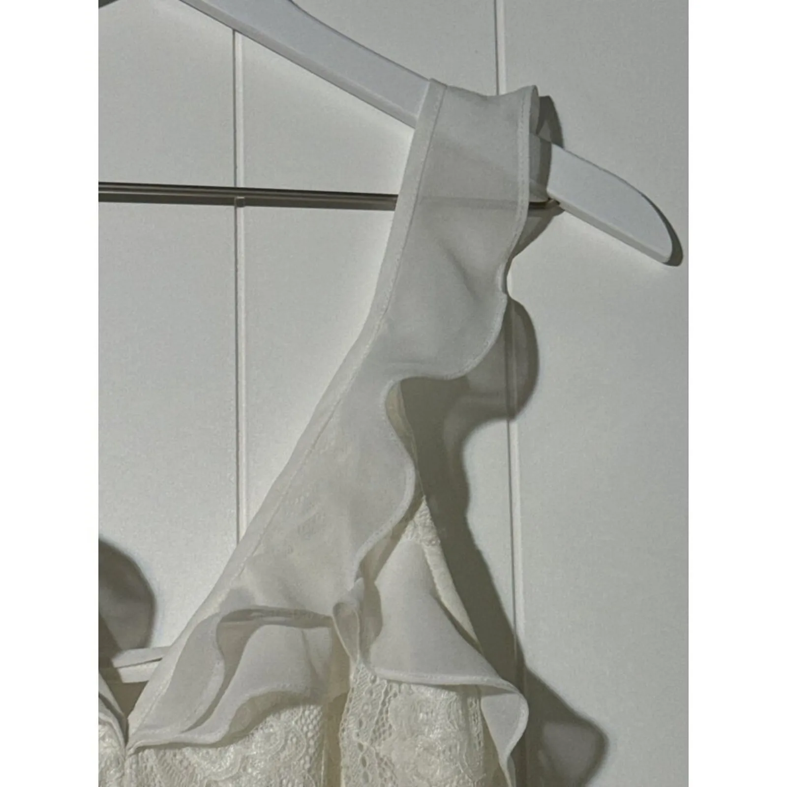 Vestique White Lace Romper Ruffle Sleeve Open Back Summer Chic Style Medium - Image 2