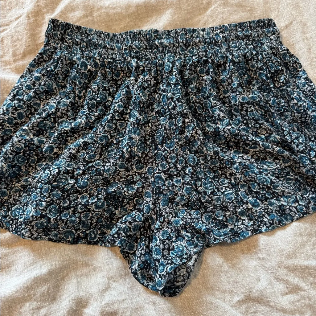American Eagle Outfitters Flowy Floral Shorts - Image 4