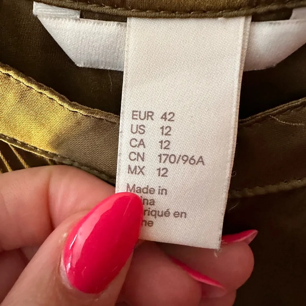 H&M Olive Green Satin Sleeveless Button Up Blouse - Image 10