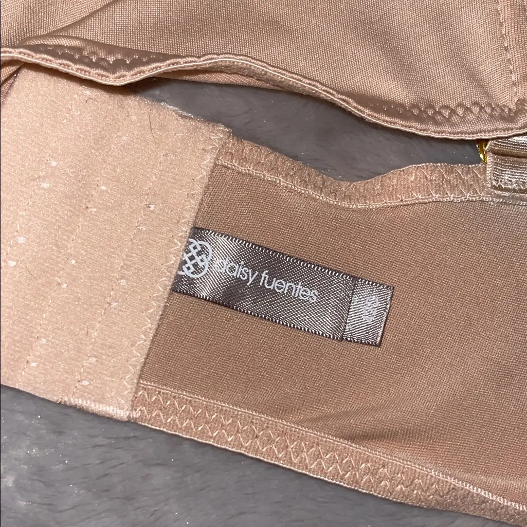 Daisy Fuentes Nude Beige T-Shirt Bra Smooth Underwire Lightly Lined Size 42D - Image 2