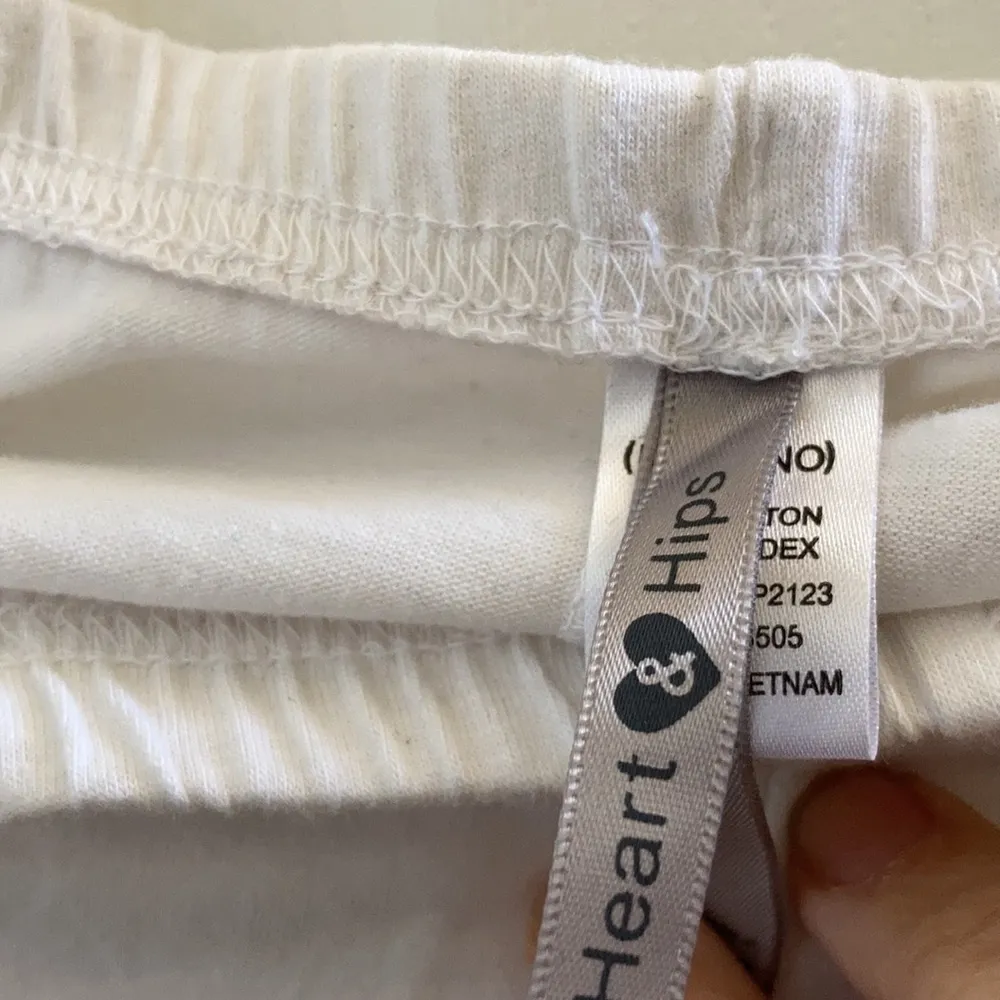 FINAL MARKDOWN Heart & hips leggings medium - Image 3