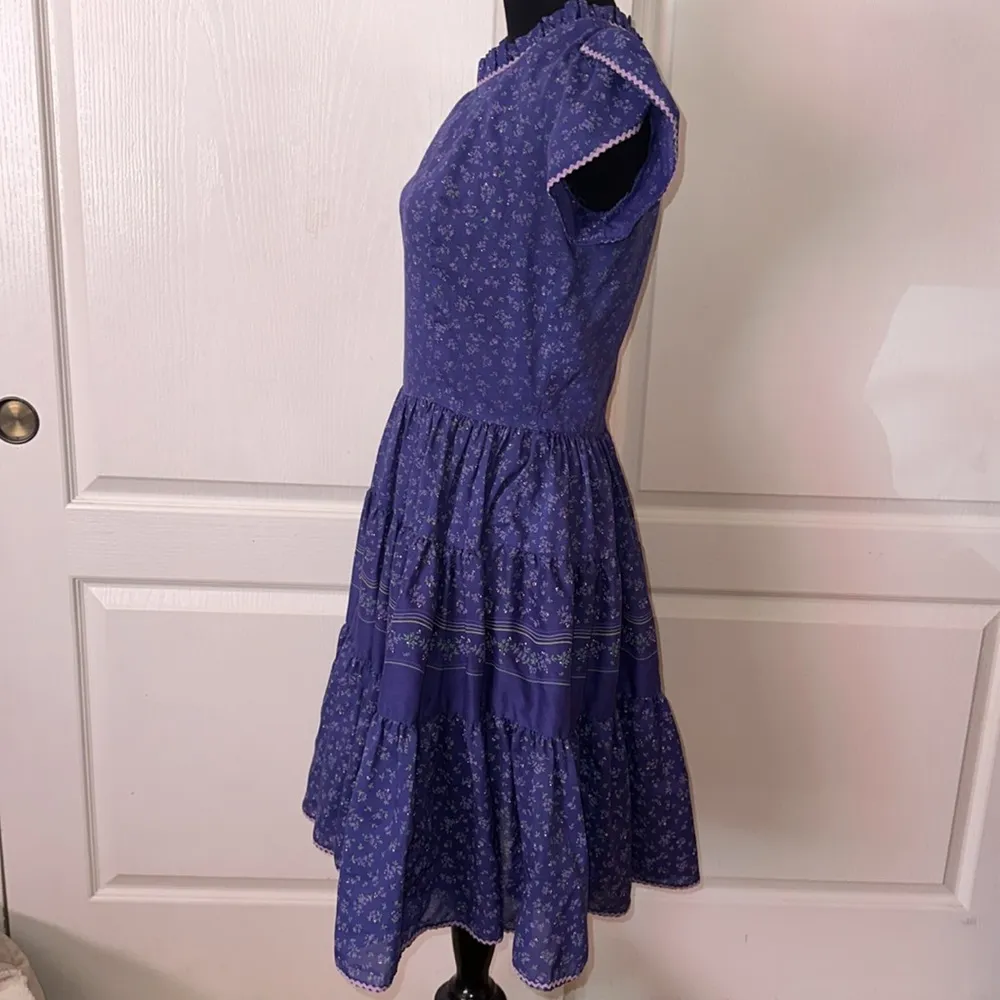 VTG PURPLE DAINTY FLORAL TIERED WESTERN DRESS - Image 6