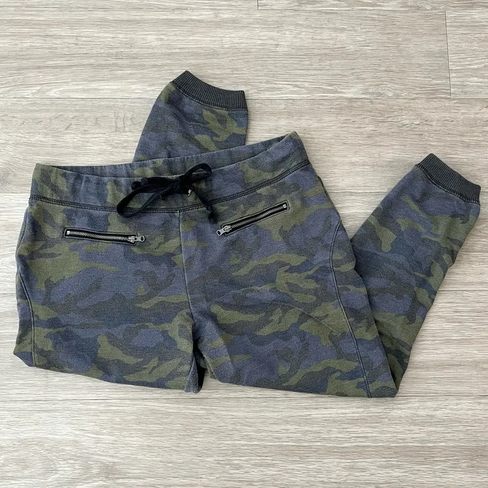 American Eagle Outfitters Vintage Camo Cropped Fleece Jogger Size Medium - Image 3
