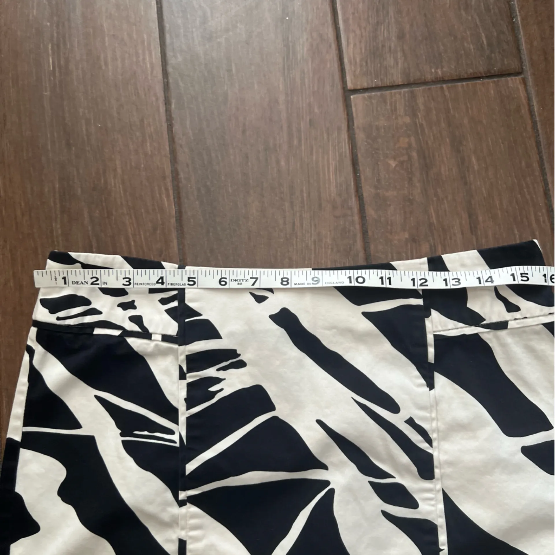 Black and White Stretch Abstract New York & Co. Miniskirt size 6 - Image 3