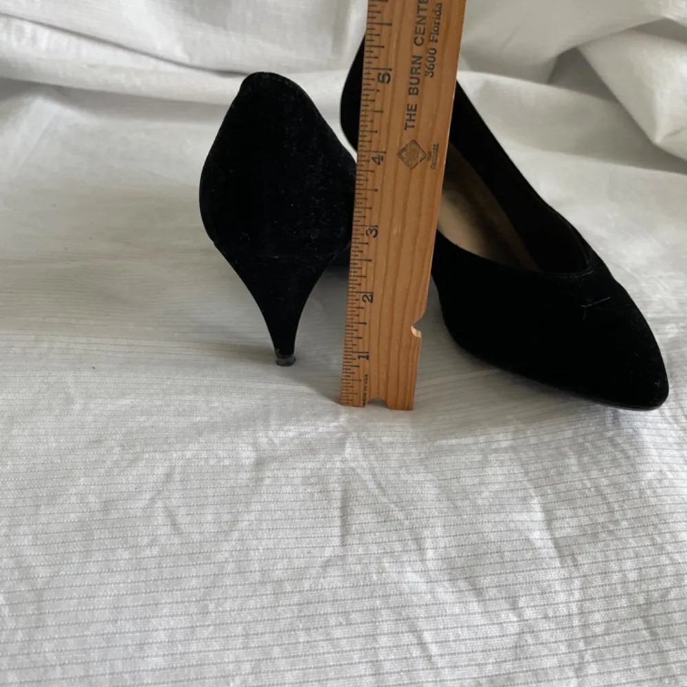 Black Velvet low heel pumps Size 6 - Image 3