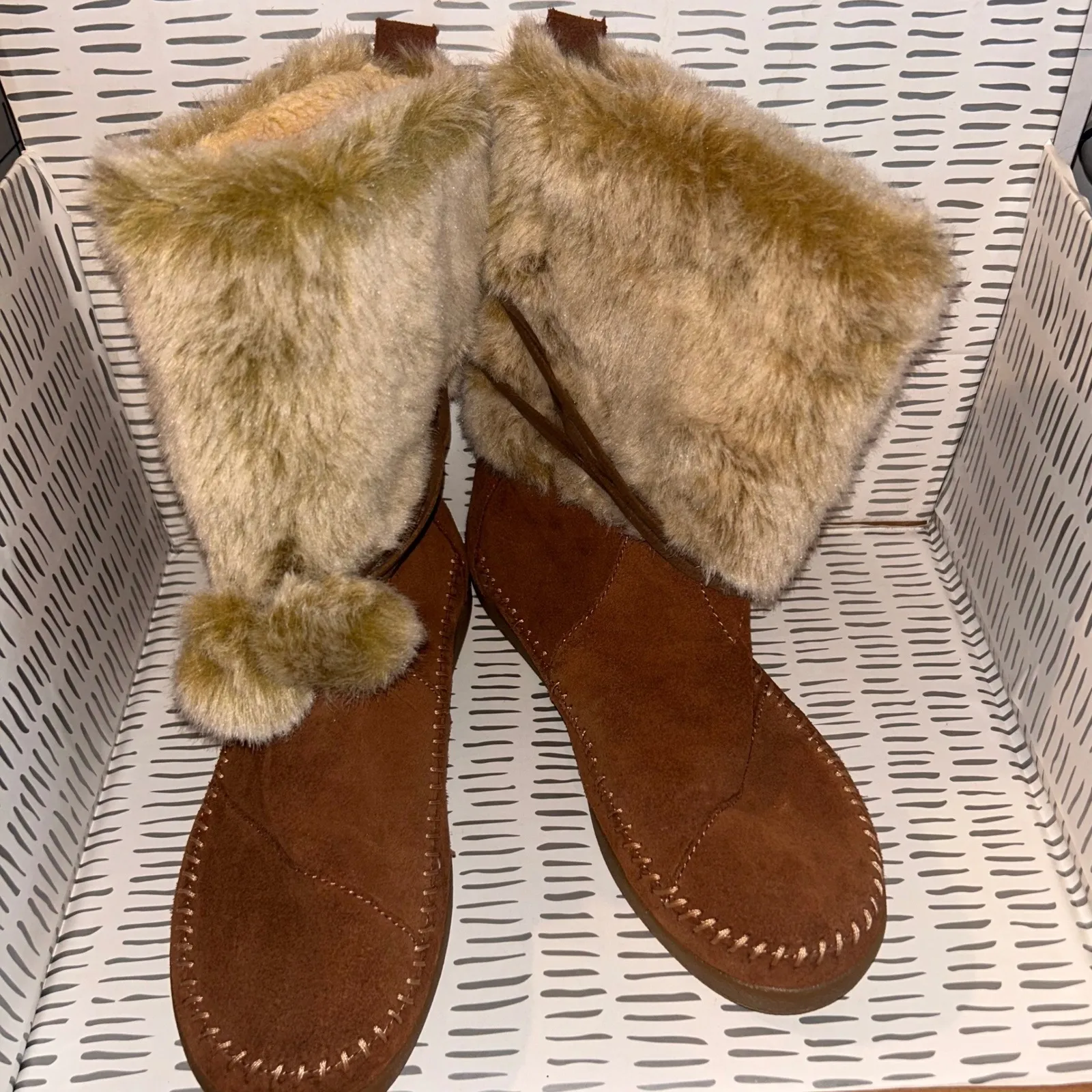 TOMS Nepal Rawhide Women's Brown Suede Lined Moccasin Boots Pom Pom Tie Size 8.5 - Image 2