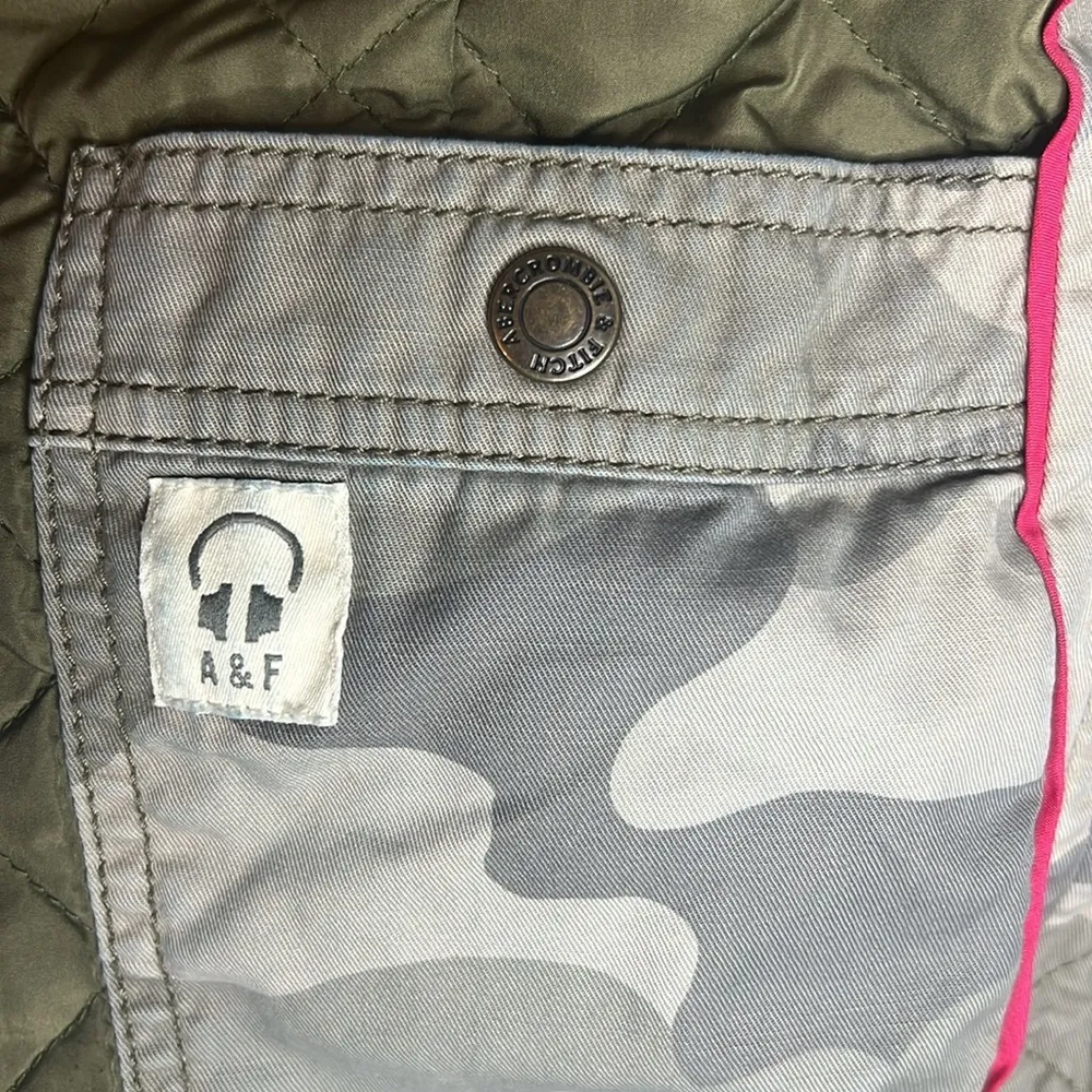 Abercrombie and Fitch Quilted Camo Logo Button Zip Army Jacket Pocket Puffer Y2K - Image 8