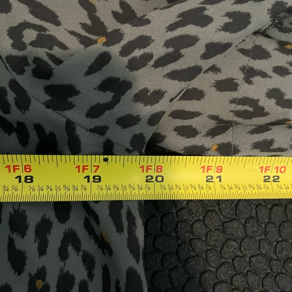 Loft, gray and‎ black leopard print, short sleeve flowy top size medium - Image 10