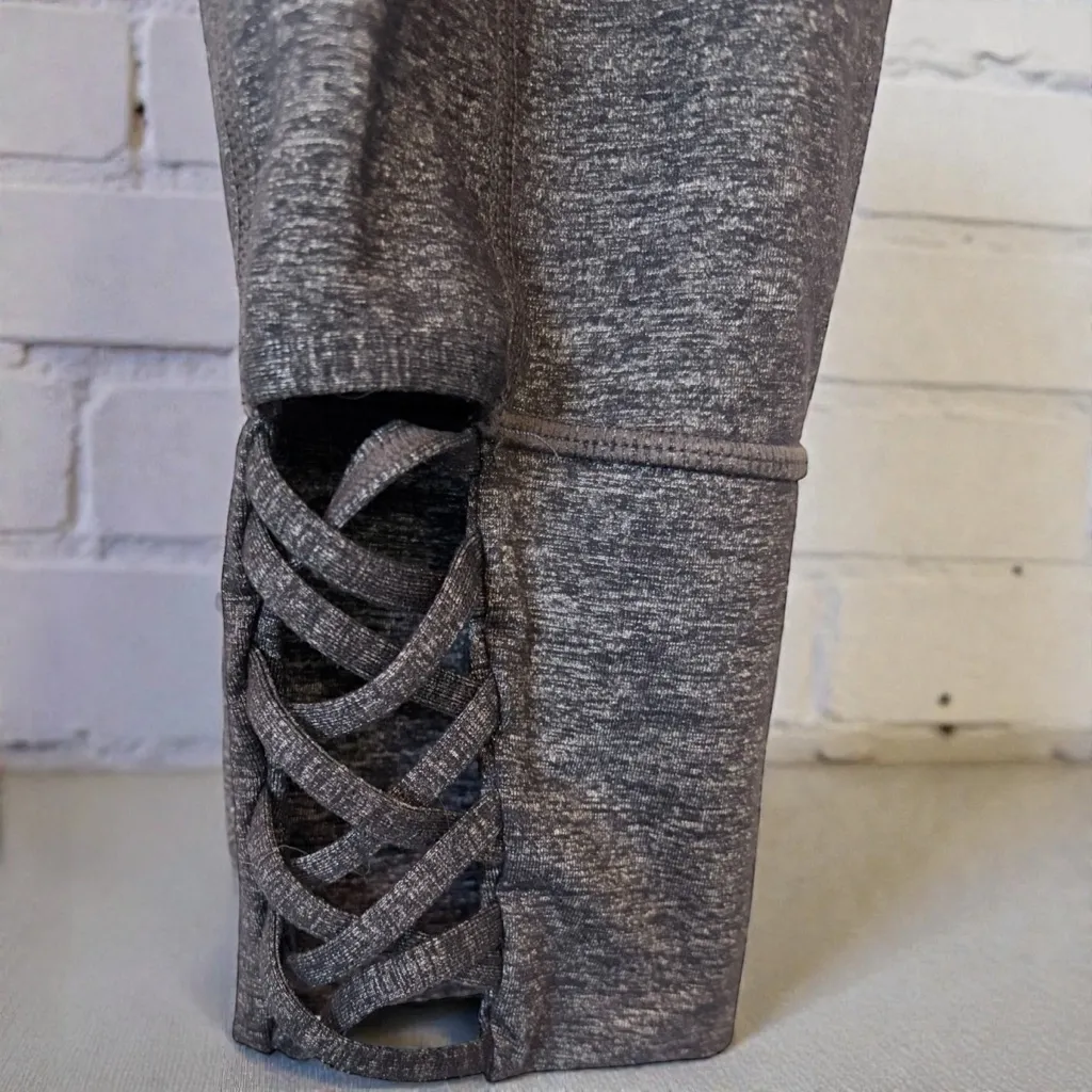 Athleta Mind Over Mat Strappy Lattice Capri Crops Size Small - Image 4