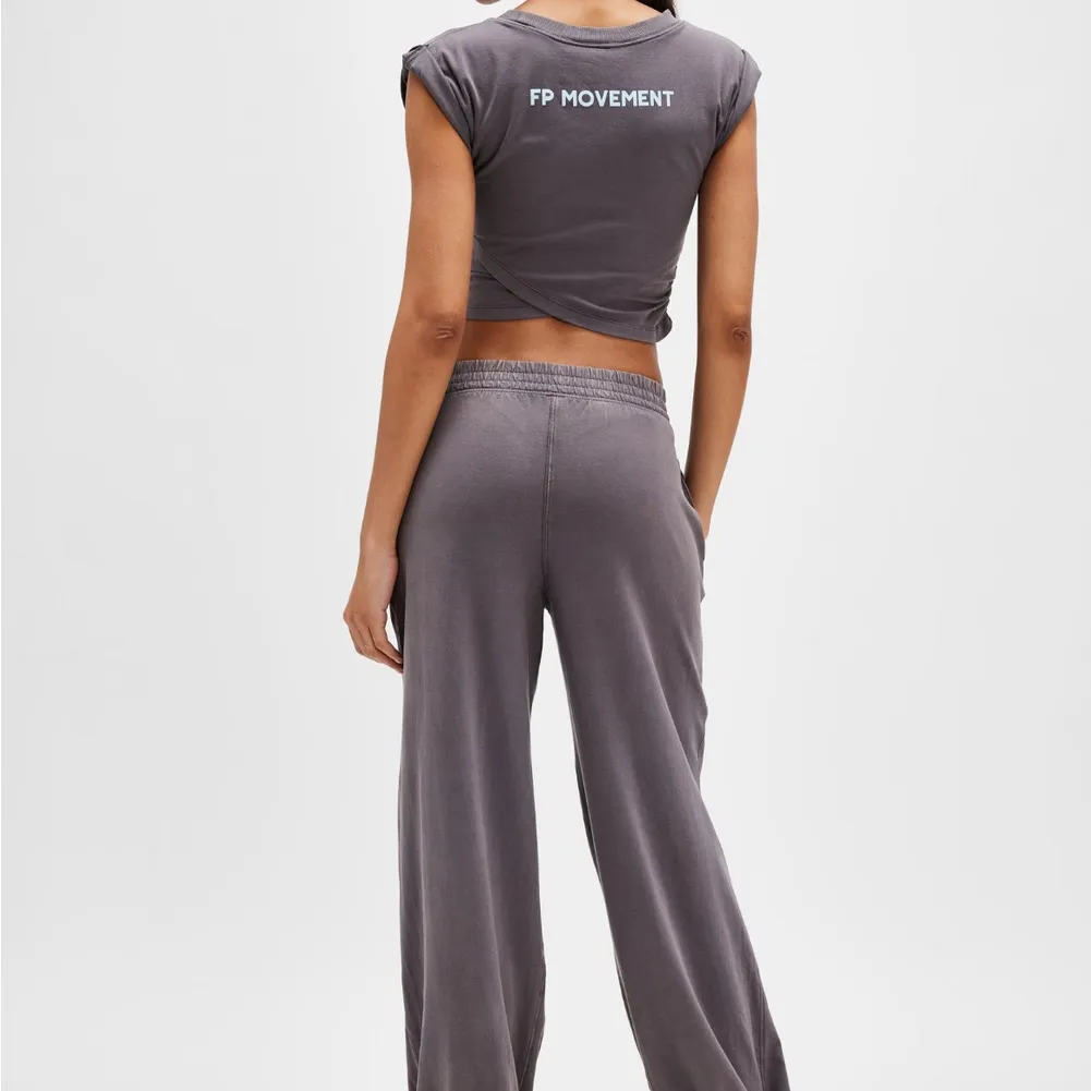 NWT LOGO HOT SHOT CROSSOVER SET | FP MOVEMENT size M Gray Size M - Image 3