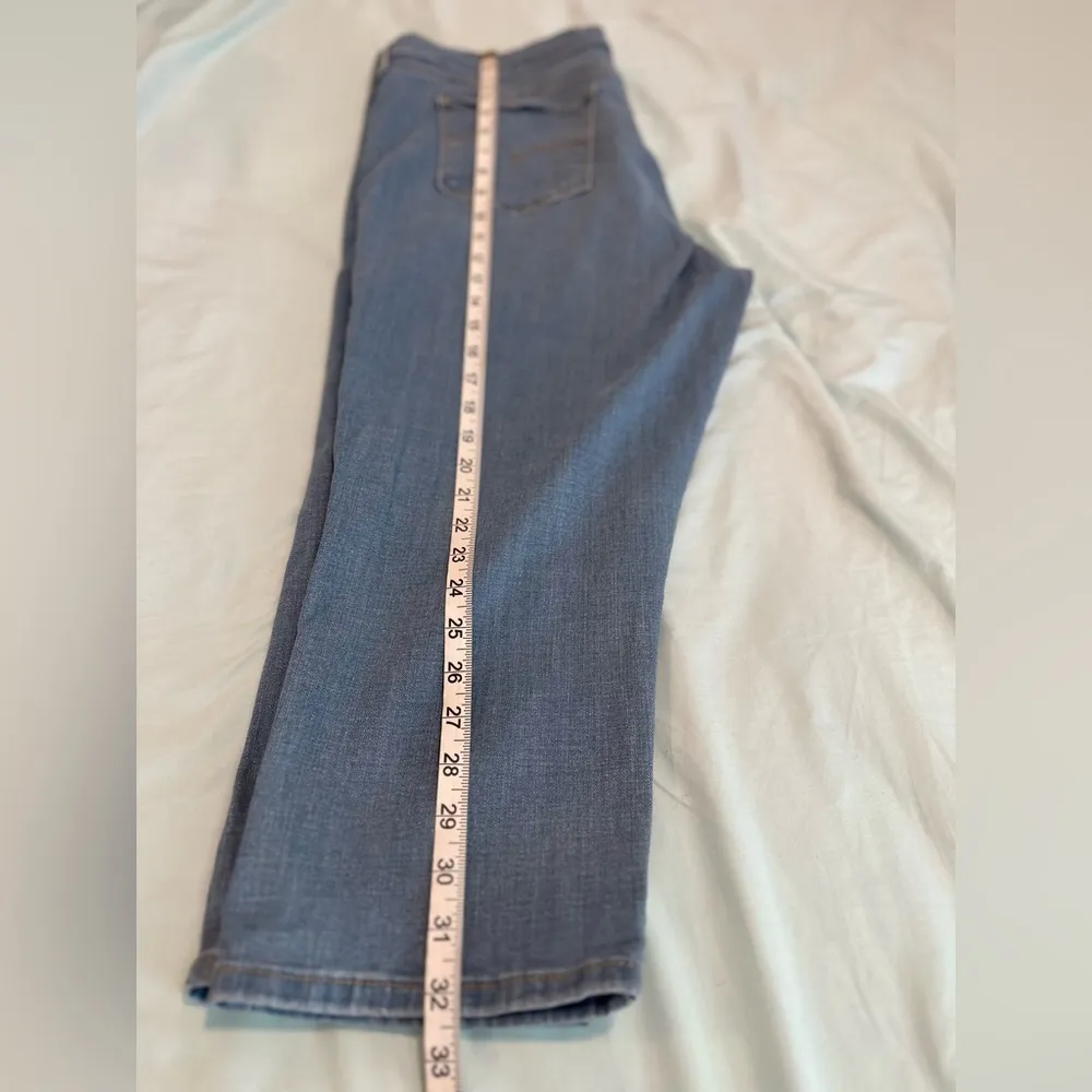 Lee Women’s Sz: 34 311 Shaping Skinny Capri. Medium Wash. Stretchy. 5 Pockets. - Image 4