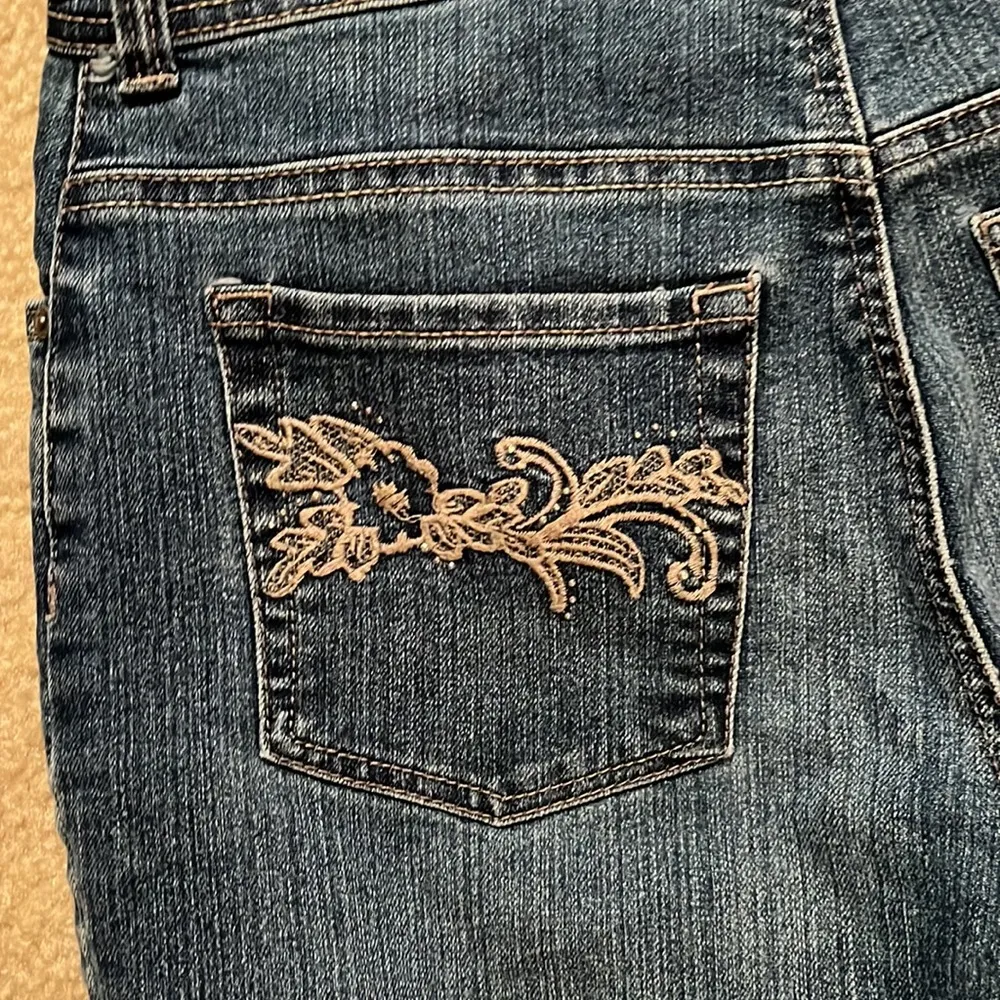 Gloria Vanderbilt dark blue slightly distressed blue jeans Size 8 - Image 4