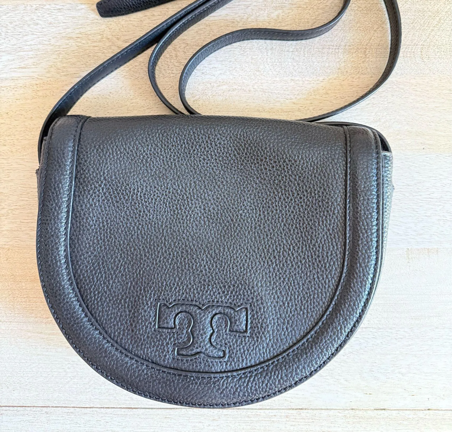 Tory Burch  Serif T Leather Saddle Bag  - Image 2