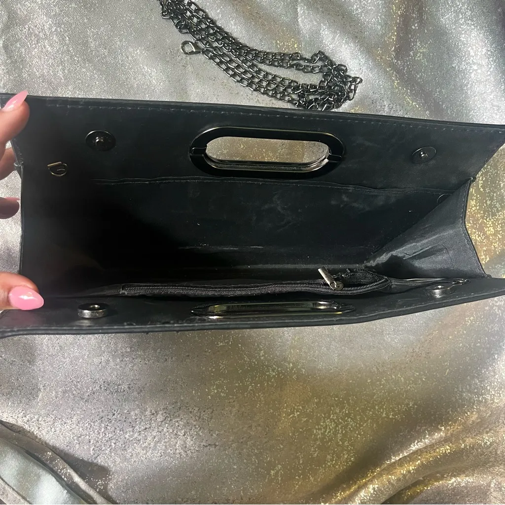 Artistic Black and White Clutch with Chain - Image 5