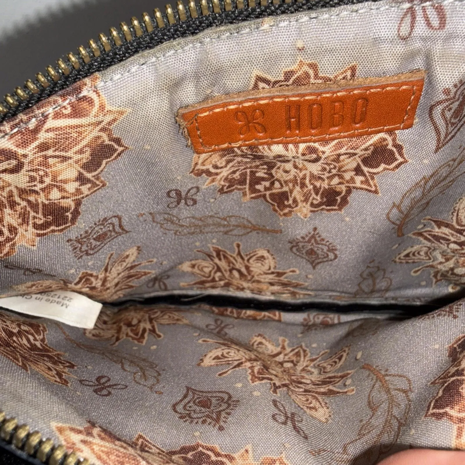 Hobo International Minimalist Old Money Fold - Image 4