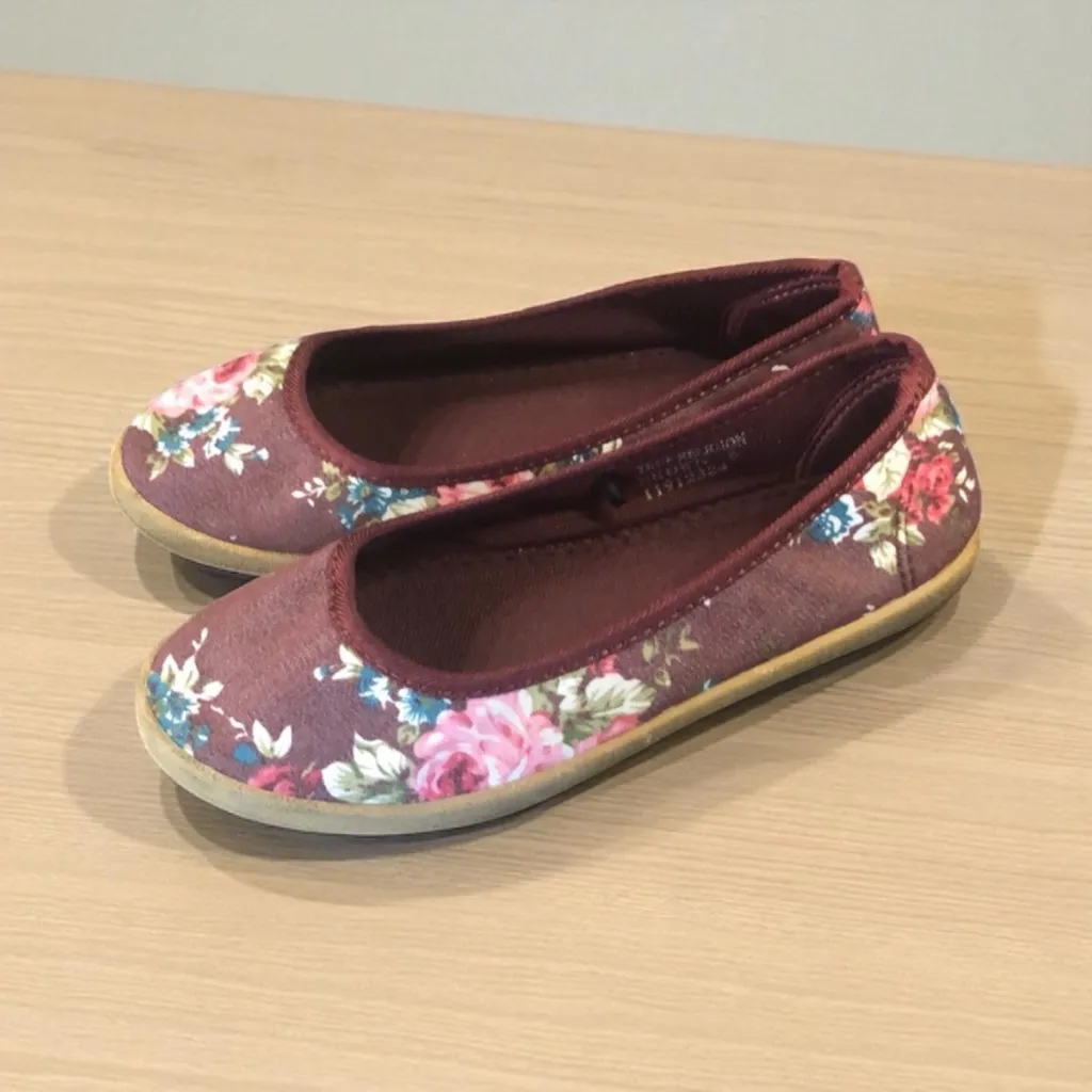 Solemate burgundy fabric Burgandy floral‎ flats women's flats size 6 Red - Image 2