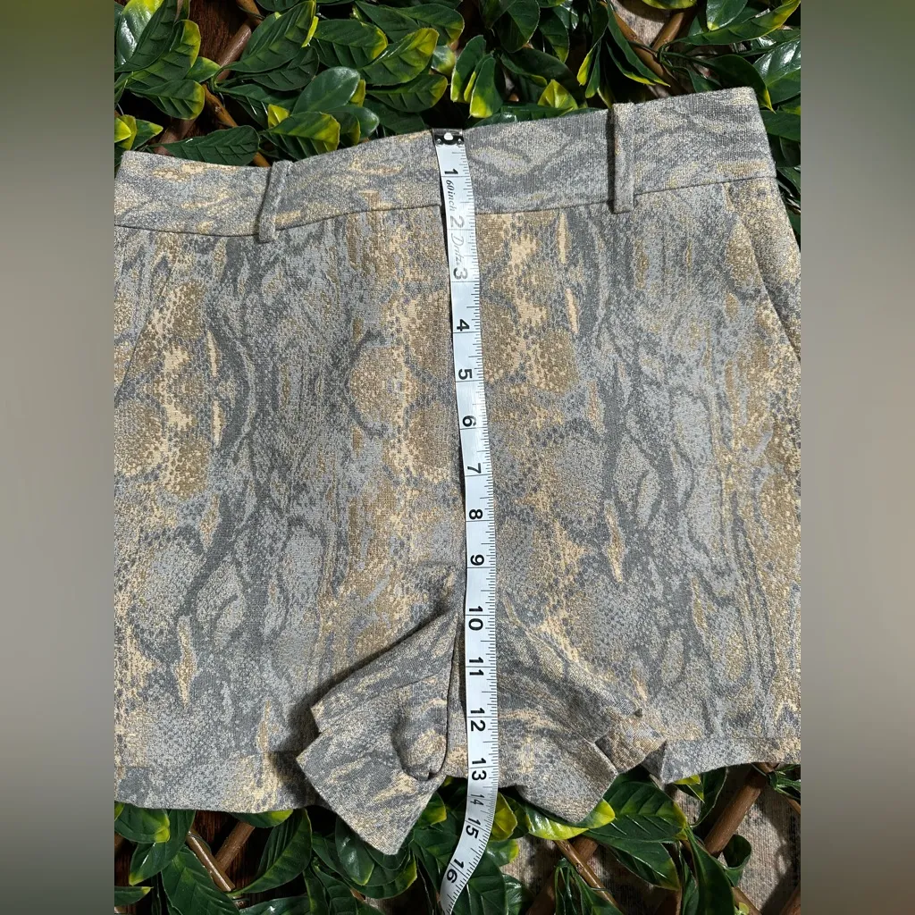 Elie Tahari Snakeskin High Rise Patrice Short in Pale Gray Size 4 NWT - Image 9