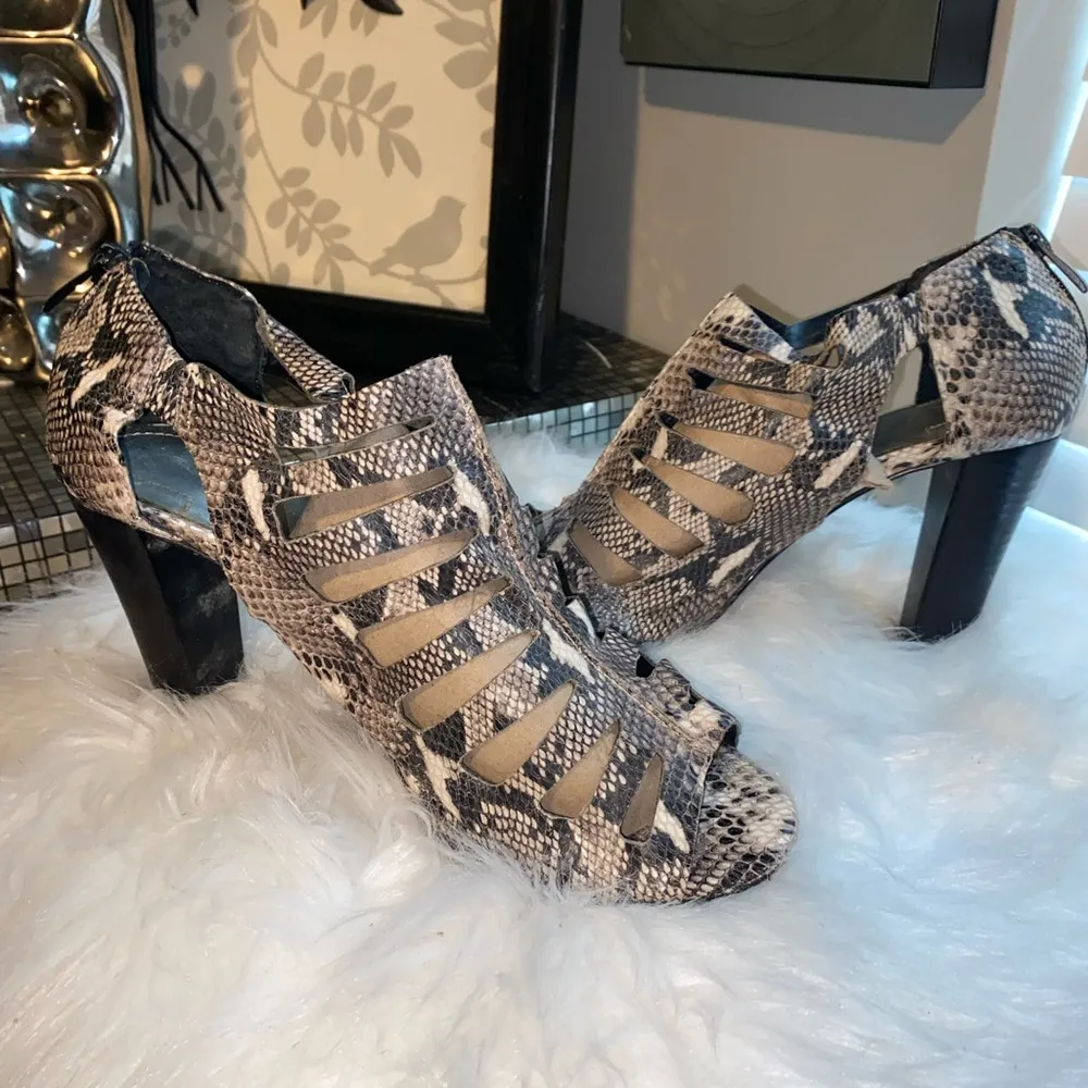 Gray Snake Print Heels with Chunky Heel Size 10 - Image 8