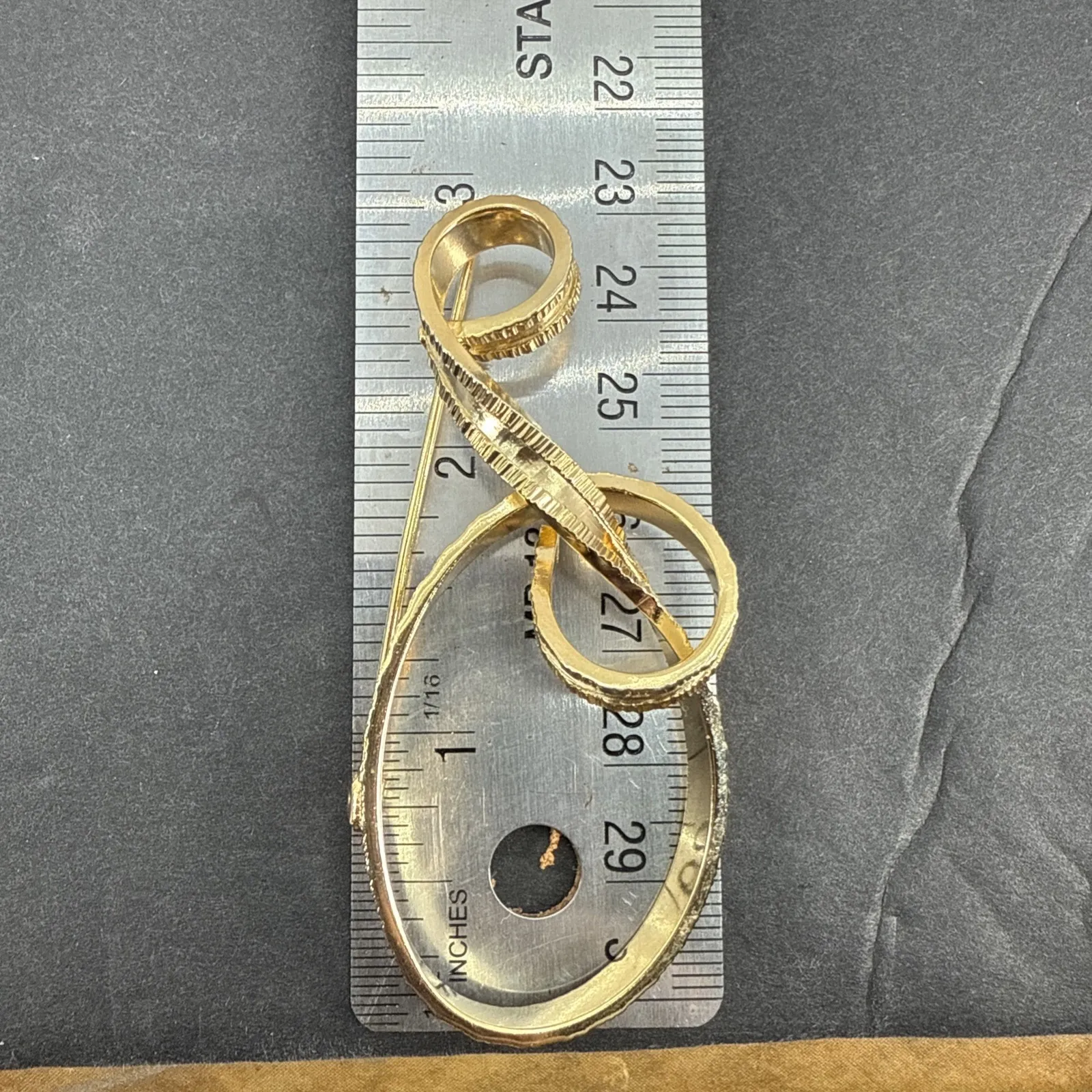 HUGE Vintage 40's Textured Gold Tone 2.5" Art Deco Swirl Design Brooch - Image 15