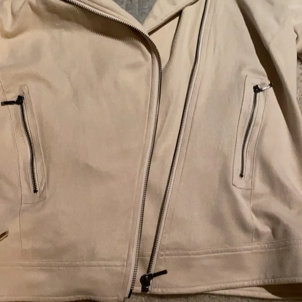 Buttery soft cream suede like material jacket Size M - Image 3