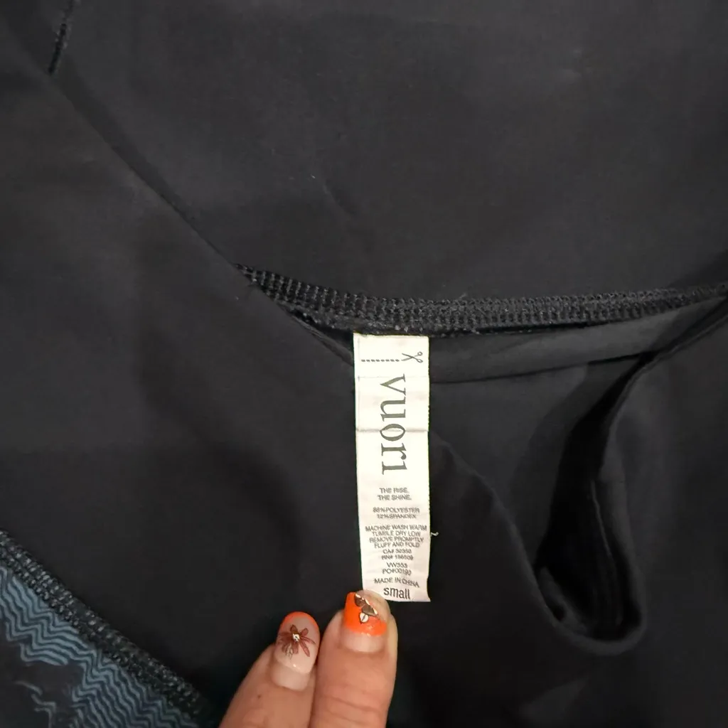 Vuori Women's Omni Performance Shorts size small. - Image 3