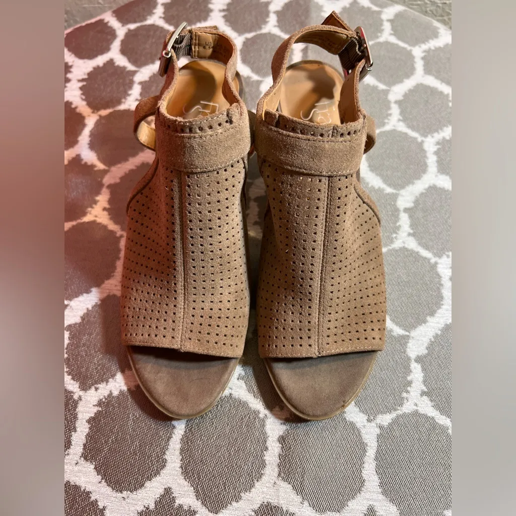 Franco Sarto Camel Taupe Perforated Heels 6.5
Business casual block heel fall - Image 3