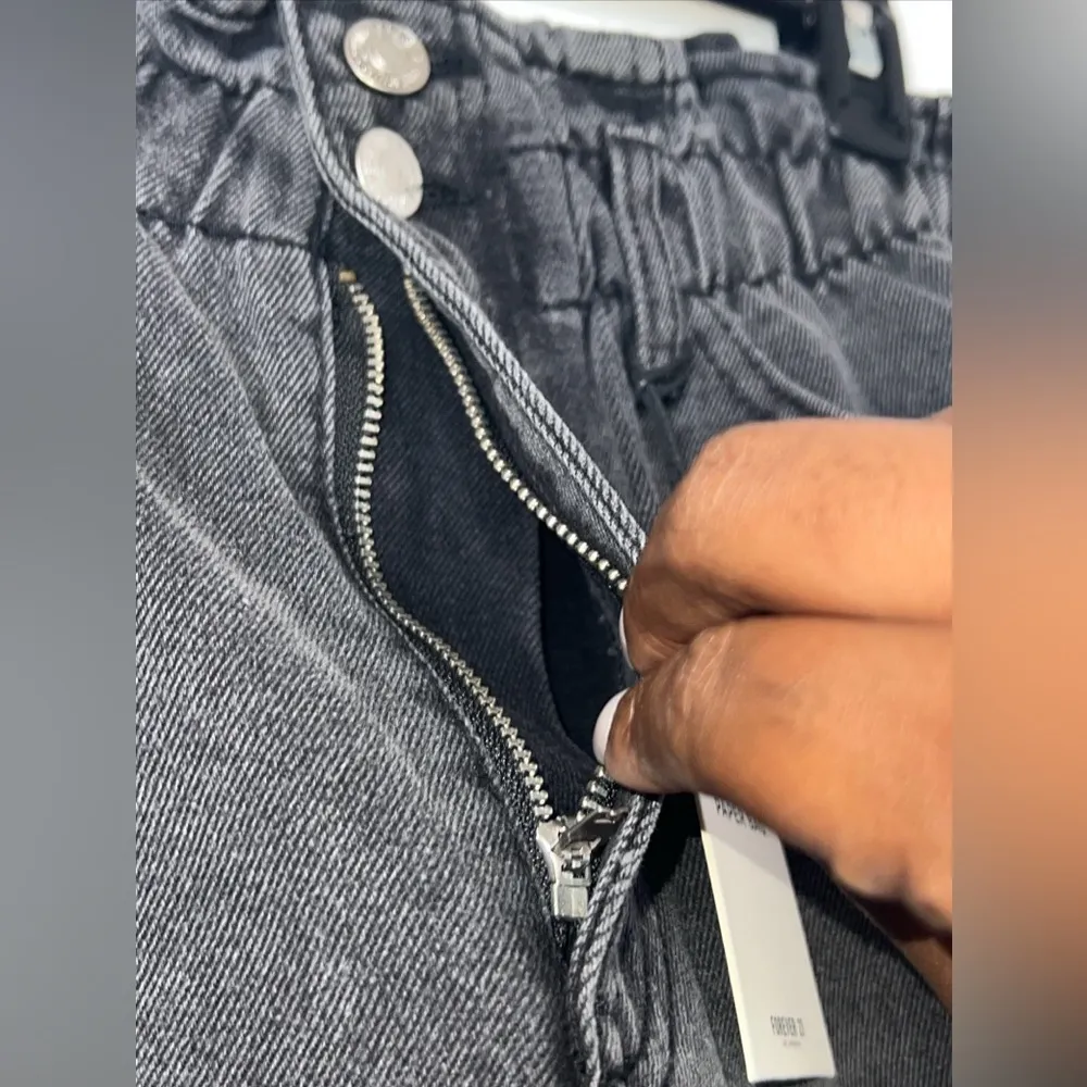 NWT Forever 21 Paperbag Black Denim Shorts Size 28 - Image 4