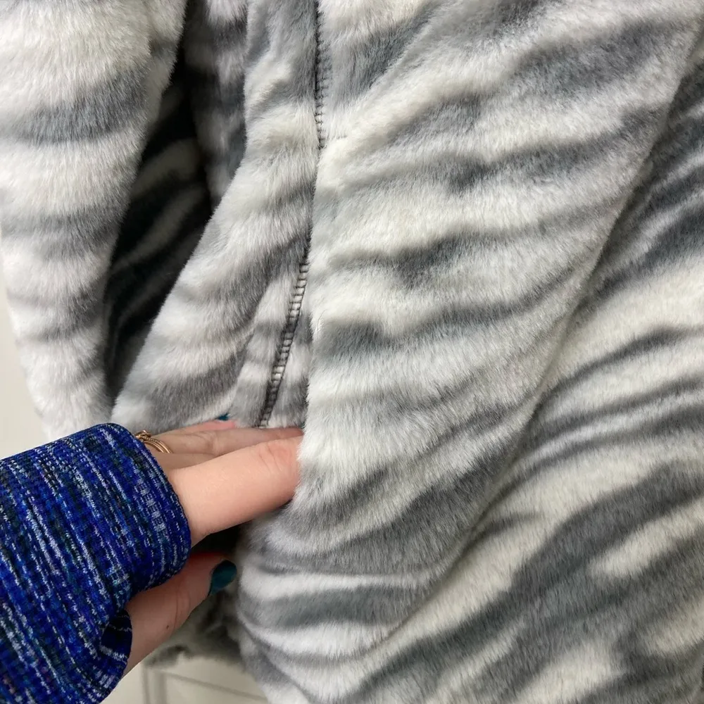 NWOT Jason Maxwell women’s cream gray zebra stripe full zip soft fuzzy jacket XL - Image 3