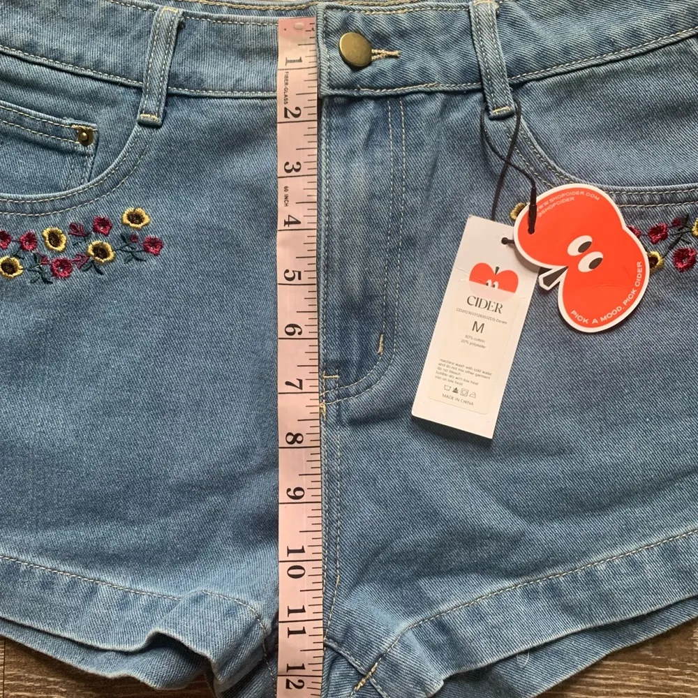 Cider NWT  Floral Embroidered Light Wash Shorts M - Image 5