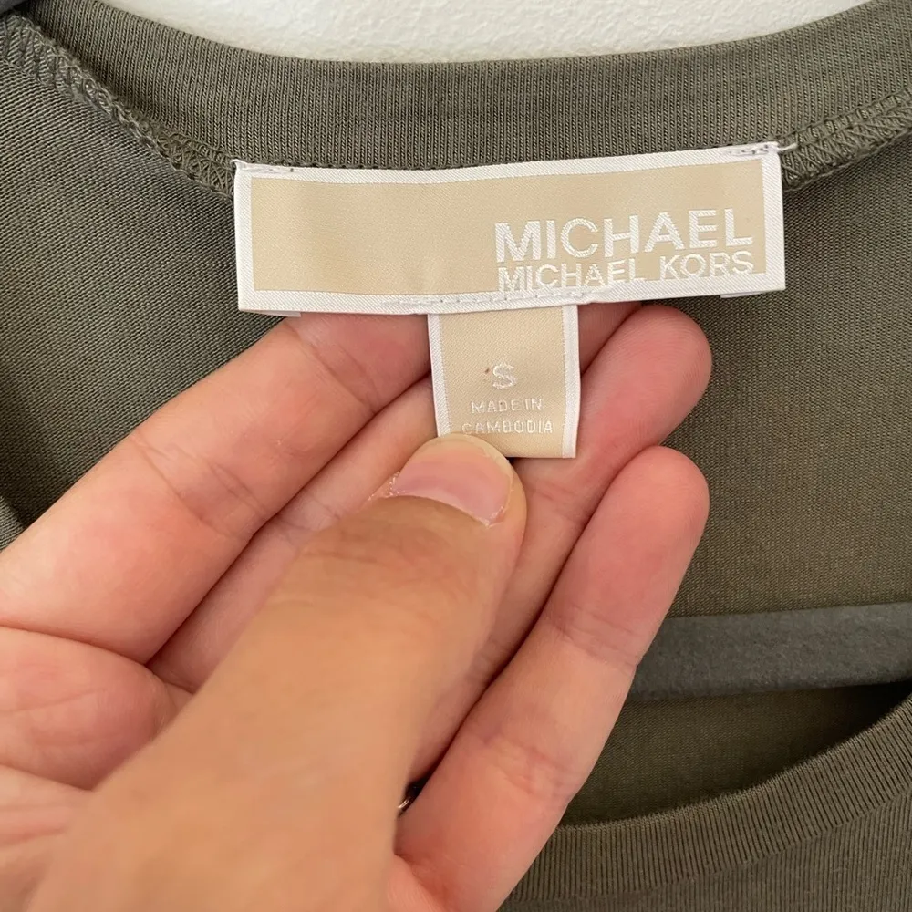 Michael kors sleeveless shirt in army green, mostly made of polyester NWOT small - Image 4