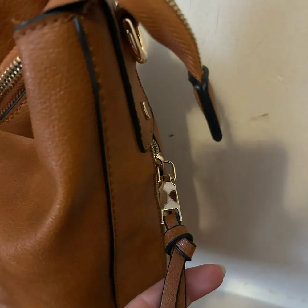 Travel bag for Laptop Lots of space. Shoulder strap never used included - Image 5