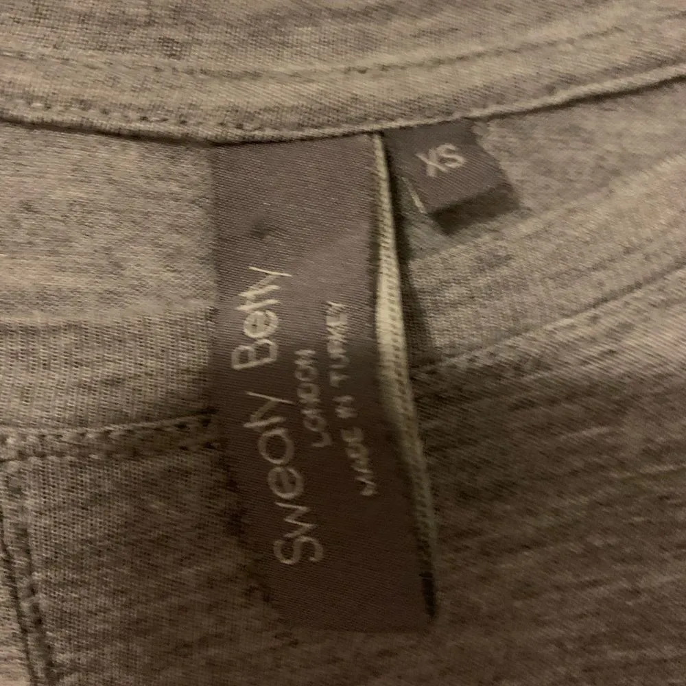 Sweaty Betty ladies athletic shirt.  Size: XS.  Hi Lo hem. - Image 3