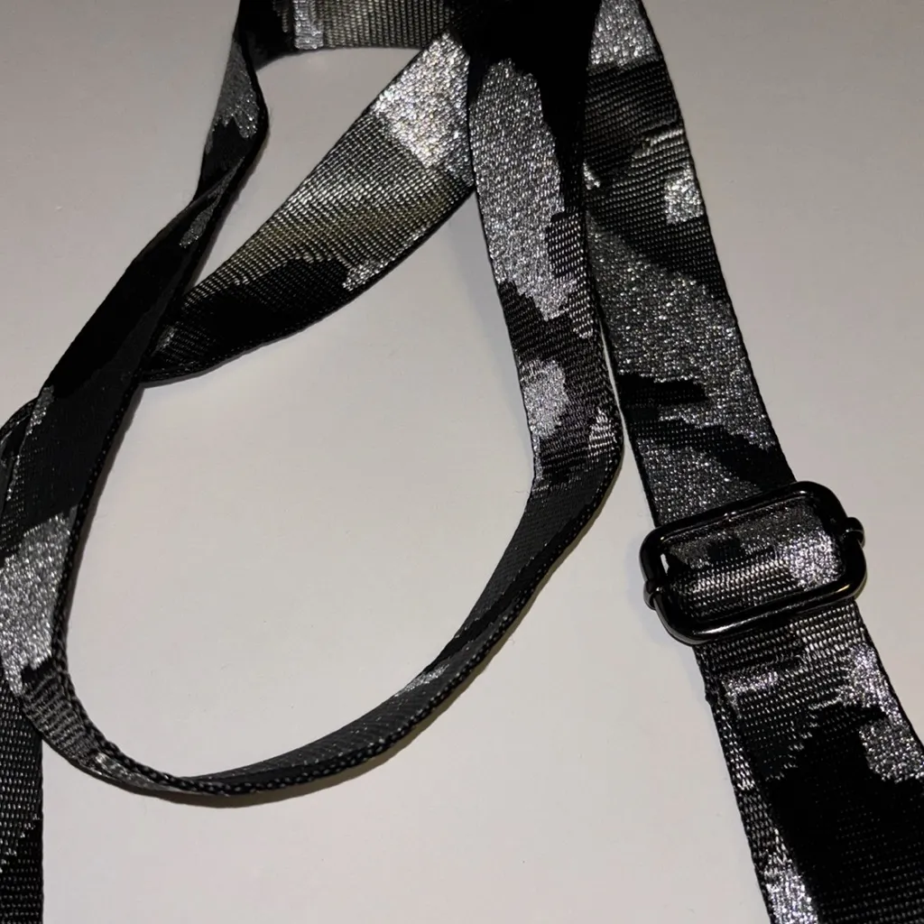 SILVER PUFF STYLE CROSSBODY GREAT SIZE HOLDS PHONE AND MORE FUN COLORFUL STRAP - Image 2