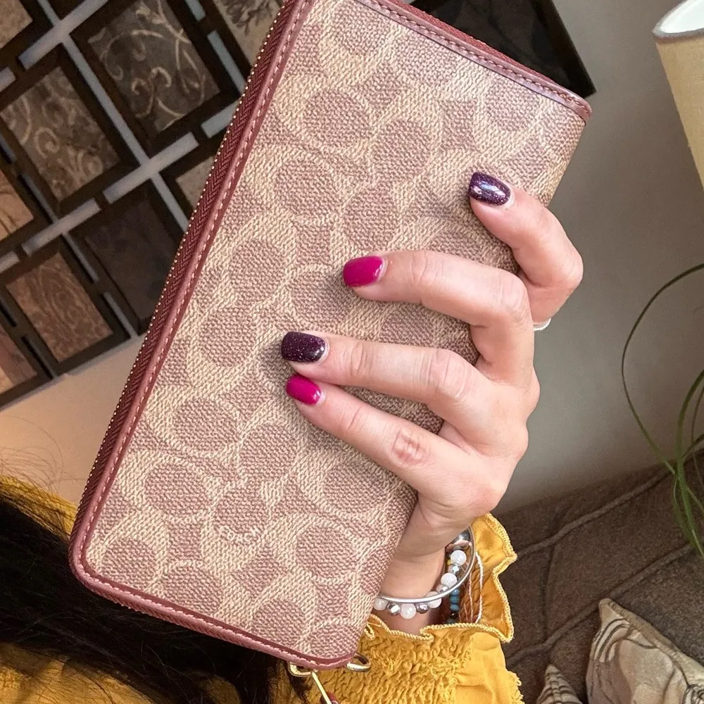 Authentic COACH 1941 crossgrain leather continental zip around wallet/Wristlet - Image 2