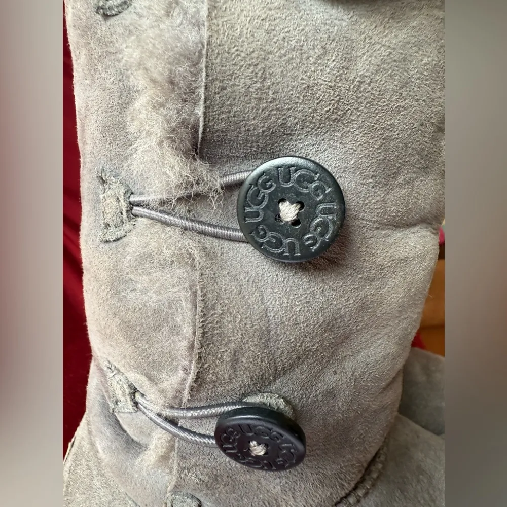 Tall gray triple Bailey button UGG boots gray size 6 winter comfy - Image 4