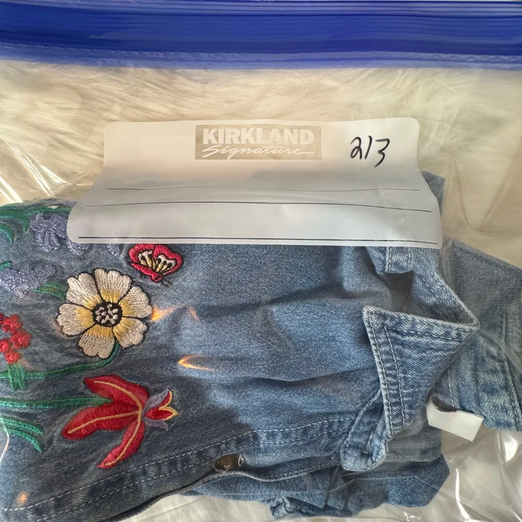 Vintage Bobbie Brooks Light‎ Blue Denim Top with embroidered flowers button up Size M - Image 9