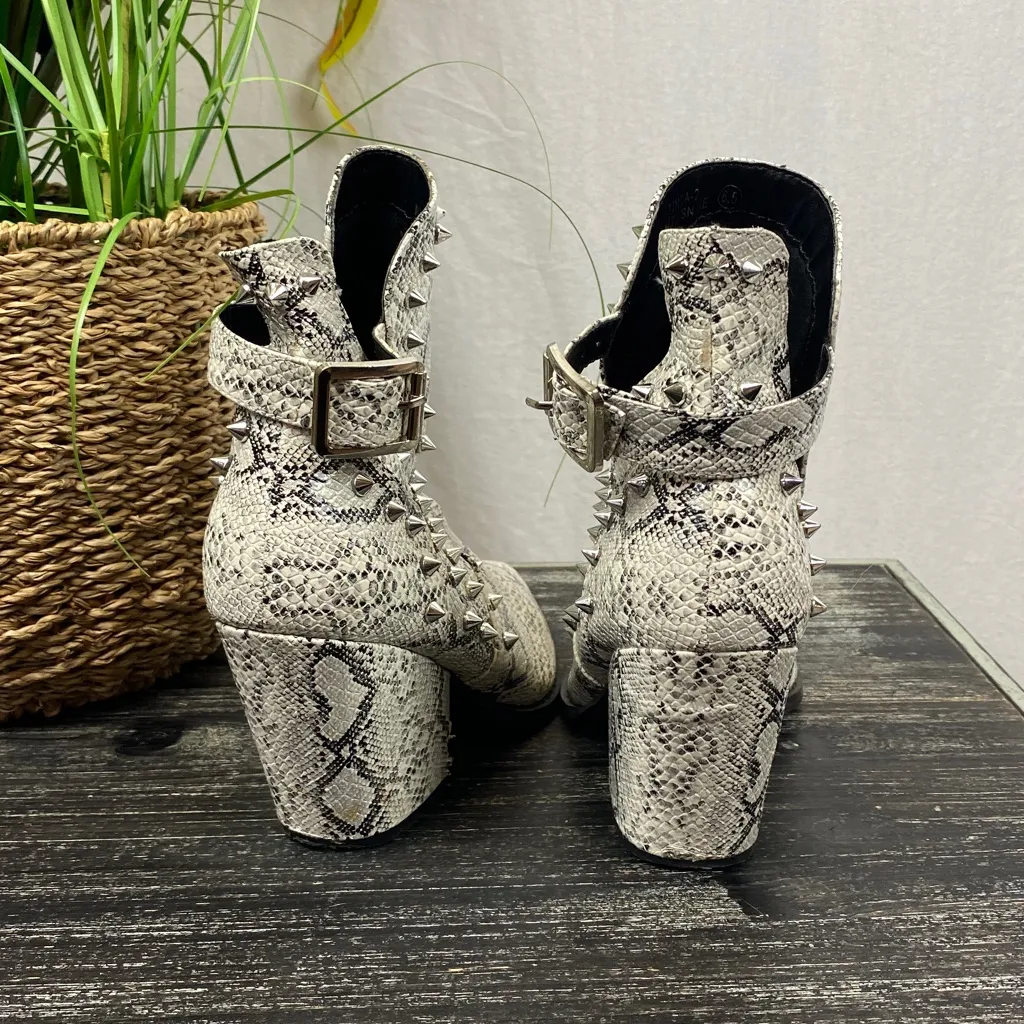 Pazzle Ivory & Gray Linda Snakeskin Animal Print Studded Ankle Booties Shoes 6.5 - Image 3