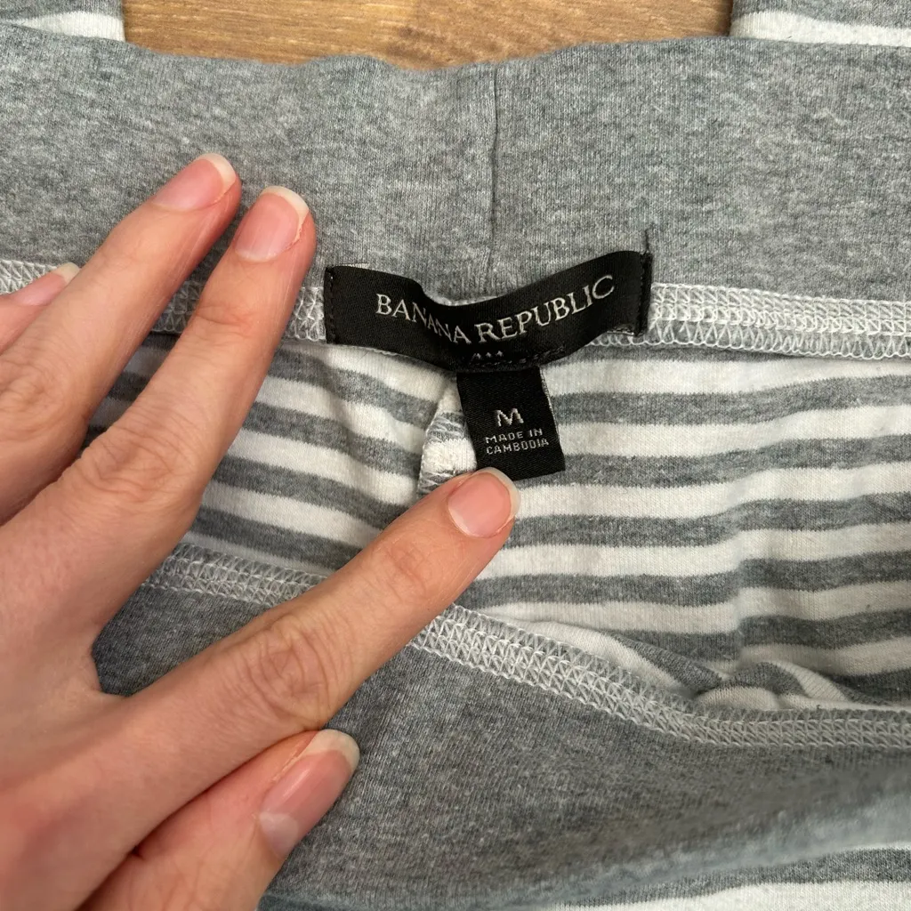 Banana Republic Gray and White Striped Pants - Image 3