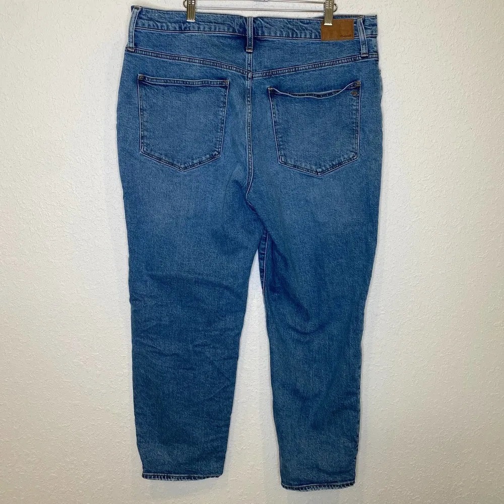 Madewell Medium Wash Denim Mom Jean EUC Sz 33 High Rise Crop Tapered Leg - Image 4