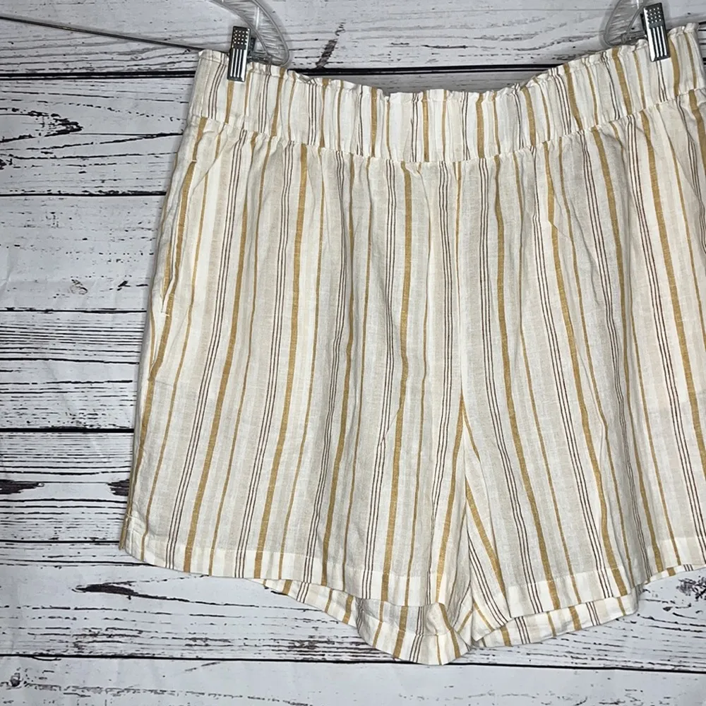 Wonderly NWT Size XXL White & Gold Stripe Elastic Waistband Linen Blend Shorts - Image 2