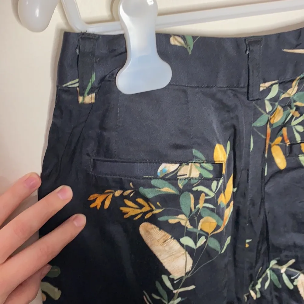 Gorman x Dana Kinter satin floral pleated pants size XS Black - Image 7