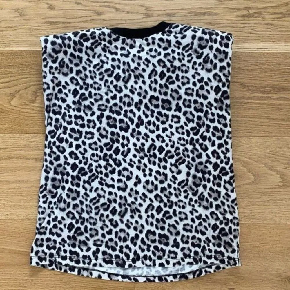 Alice and Olivia Braxton Leopard Print Crop Muscle T-shirt in Black and White - Image 2