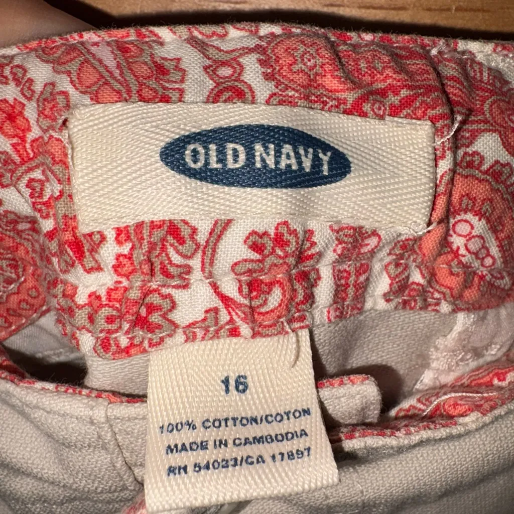 NWOT Old Navy Women's Cargo Shorts in Cream Size 16 Middle Slit - Image 3