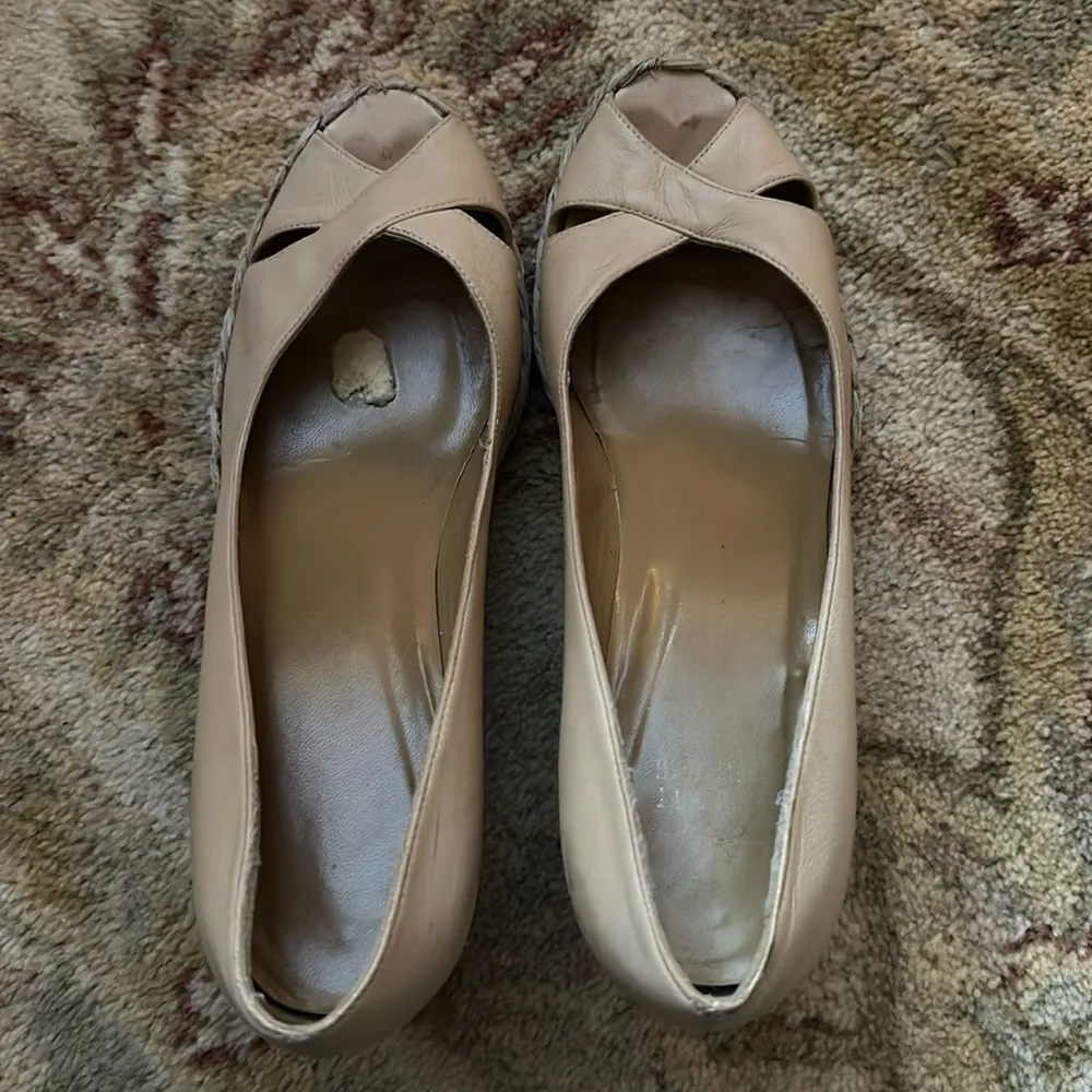 Stuart Weitzman Tan Wedge Sandal with Braided straw Heel Detail sz 9 - Image 5