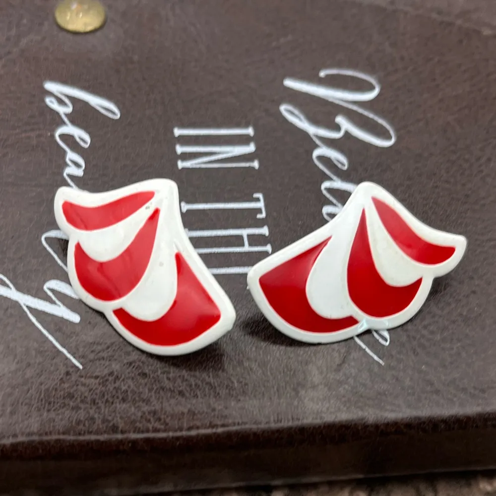 Vintage 1980s Retro Red White Metal Wing Earrings Studs - Image 3