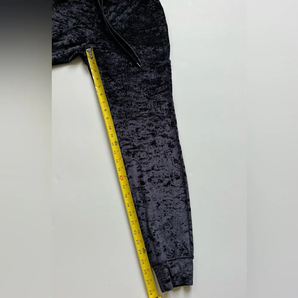 lululemon athletica Rare Ready to Crush High-Rise Velour Joggers Black- Size 6 - Image 5