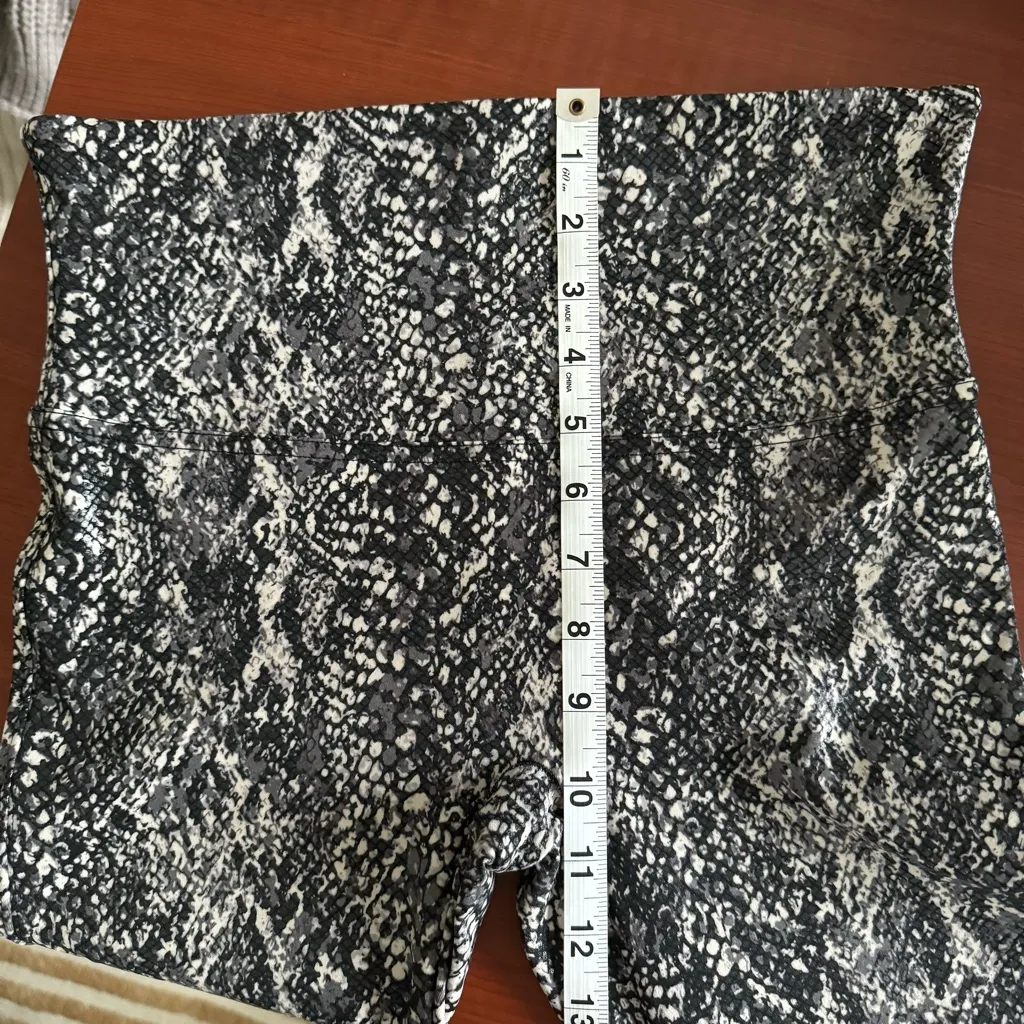 Spanx Faux Leather Snake Shine Leggings Size L Snakeskin Grey Snake 20324R - Image 12