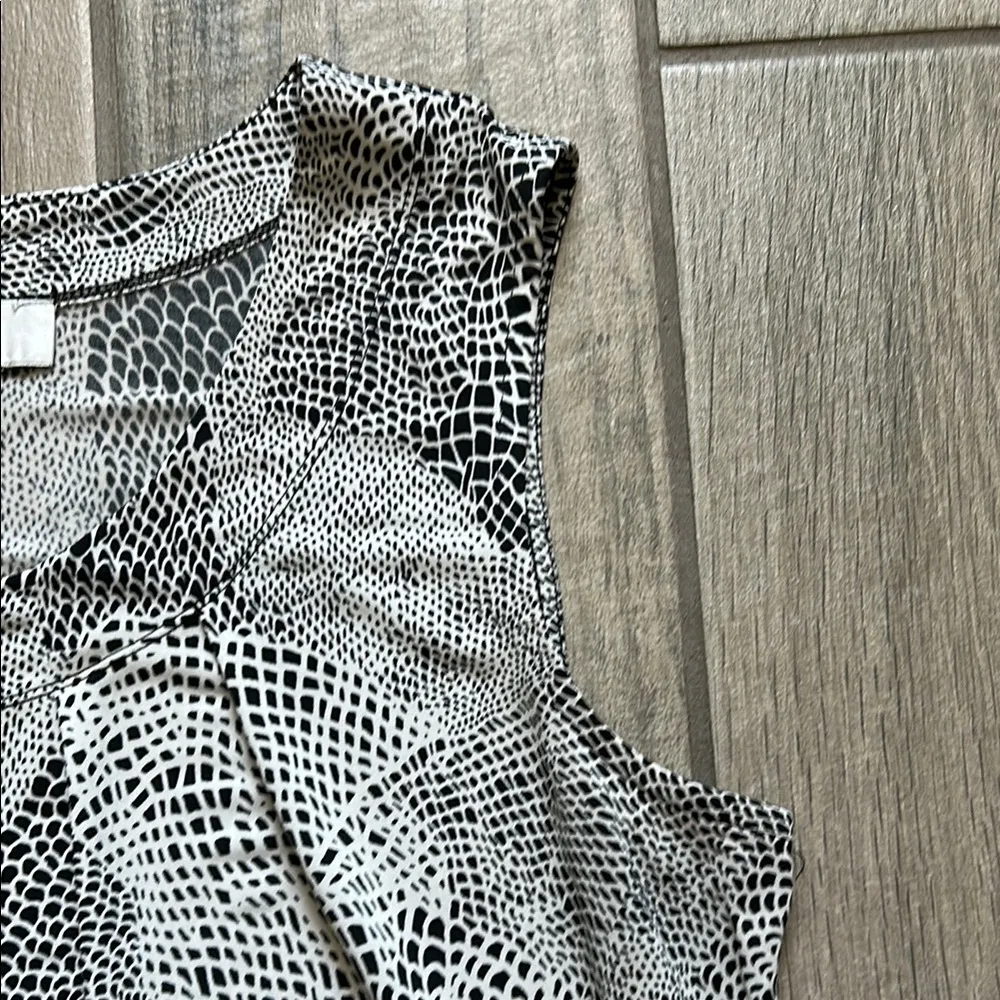 Jones Studio Silver Sleeveless Pleated Blouse - Image 4