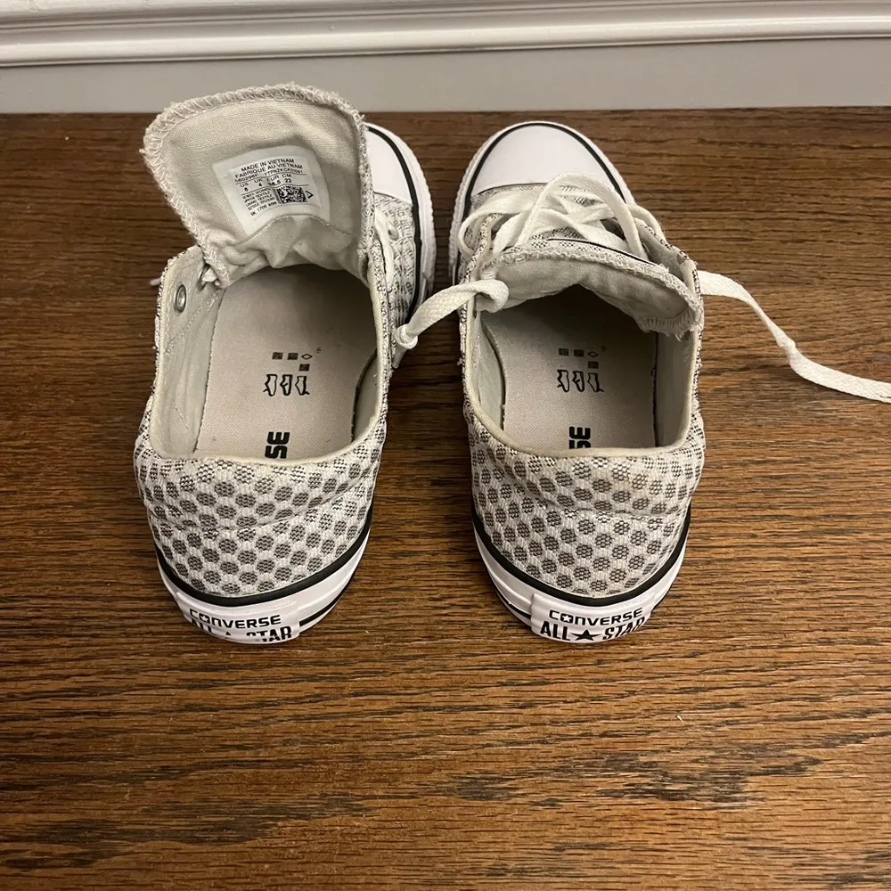 Women's Size 6 Converse Madison
Jacquard All Star Chuck Taylor Wht & Slv circles - Image 5