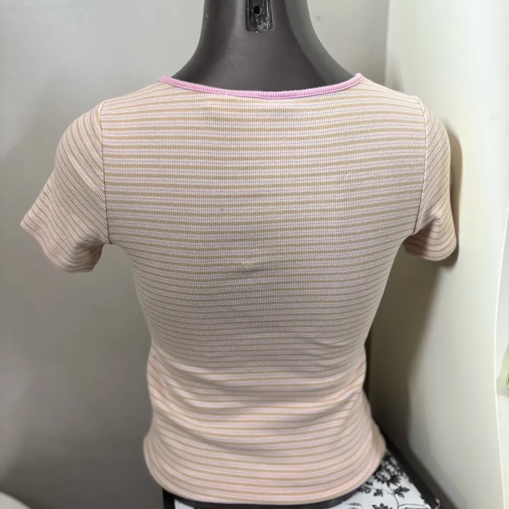 Levi's Fitted Cream and Pink Short Sleeve Tee - Image 4